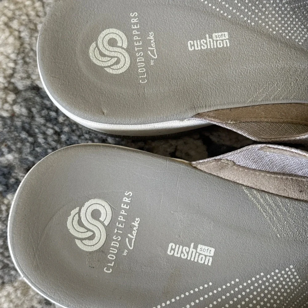 Clarks Cloudsteppers Arla sandals slip on criss cross strap shoes thong 9 - Picture 3 of 7